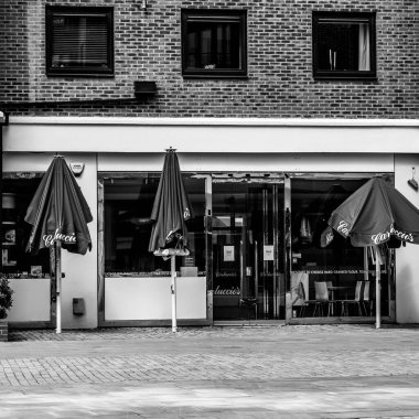 Kingston Upon Thames Surrey London İngiltere 07 Mayıs 2021, Şemsiyeli Konukseverlik Restoranı Coronavirus Covid-19 Kilitlemesi sırasında hiç kimse Kapanmadı