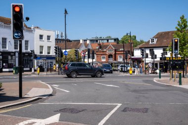Epsom Surrey İngiltere, 31 Mayıs 2021, Beyaz Yol İşaretleri ve Arabaları olan bir şehir merkezindeki kırmızı trafik ışıkları