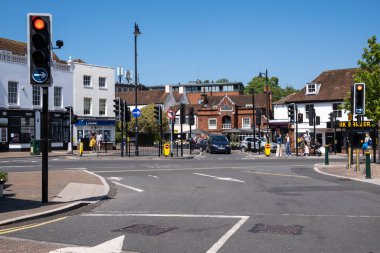 Epsom Surrey İngiltere, 31 Mayıs 2021, Beyaz Yol İşaretleri ve Arabaları olan bir şehir merkezindeki kırmızı trafik ışıkları