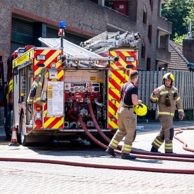 Epsom Surrey London UK, Haziran 03, 2021, İtfaiye ve İtfaiye araçları halka açık bir otoparktaki yangına katıldı.