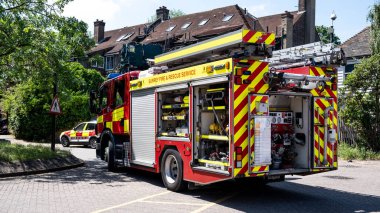 Epsom Surrey London UK, Haziran 03, 2021, İtfaiye ve İtfaiye araçları halka açık bir otoparktaki yangına katıldı.