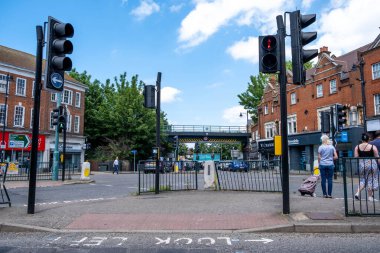 Epsom Surrey London UK, Haziran 03, 2021, Boş Yol Trafik Kavşağı Trafik ışıklarının karşısında bir alışveriş trafiğini durdurmayı bekleyen bir kişi