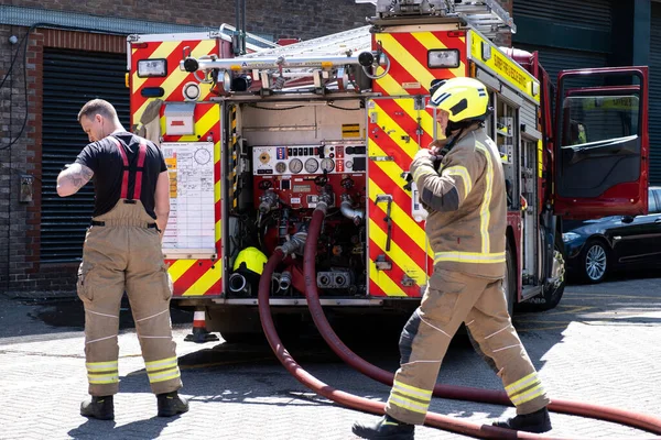 Epsom Surrey London UK, Haziran 03, 2021, İtfaiye ve İtfaiye araçları halka açık bir otoparktaki yangına katıldı.