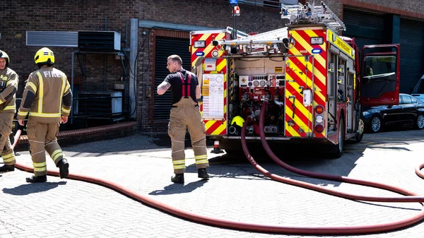 Epsom Surrey London UK, Haziran 03, 2021, İtfaiye ve İtfaiye araçları halka açık bir otoparktaki yangına katıldı.