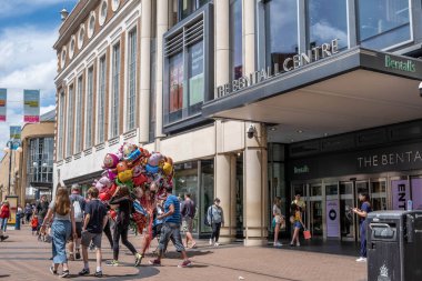 Kingston London UK, 26 Haziran 2021, Alışveriş Mağazası Bentalls Alışveriş Merkezi 'nin dışında yenilikçi çocuk balonları satan bir adam geçiyor.