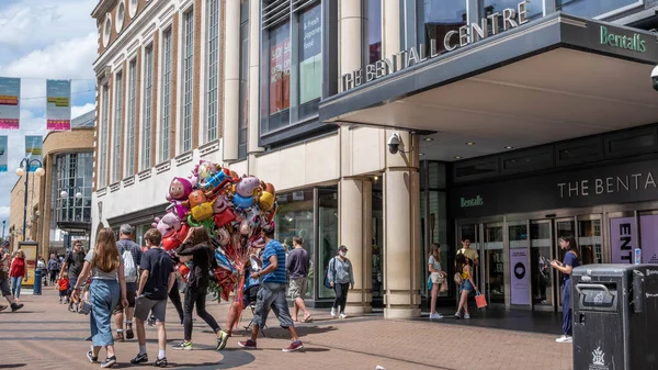 Kingston Londres Reino Unido Junio 2021 Shoppers Passing Man Selling — Foto de Stock