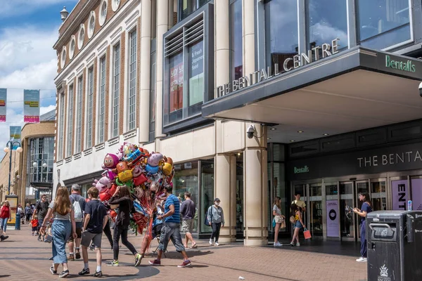 Kingston Londres Reino Unido Junio 2021 Shoppers Passing Man Selling — Foto de Stock