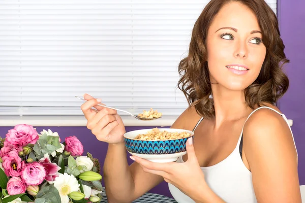 Jovem mulher atraente comer pequeno-almoço Cereal — Fotografia de Stock