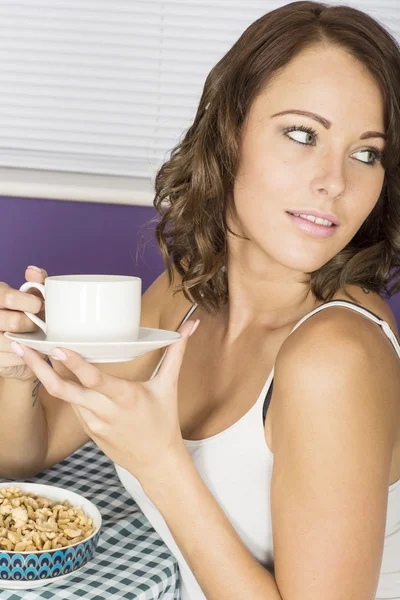 年轻漂亮的女人吃早饭喝咖啡 — 图库照片
