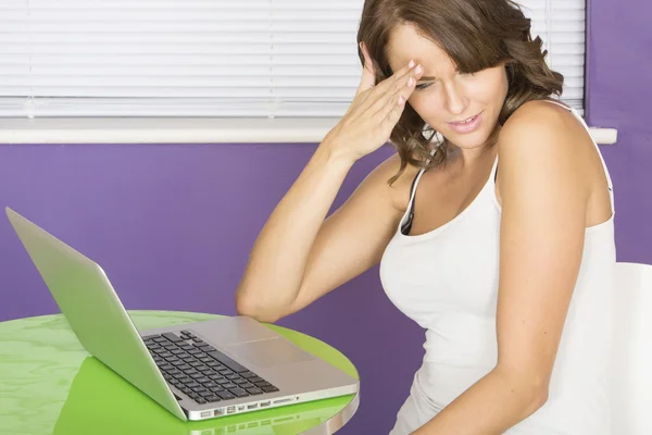 Attractive Young Woman Using Laptop Computer — Stock Photo, Image