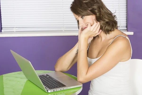 Attraktive junge Frau mit Laptop — Stockfoto