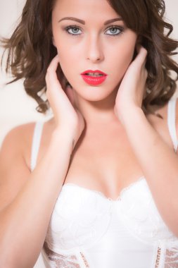 model iç çamaşırı giyen yukarı çekici genç pin