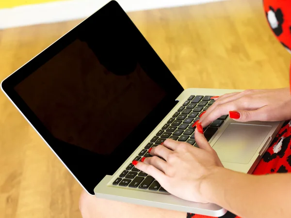 Schüler benutzen Laptop-Computer — Stockfoto