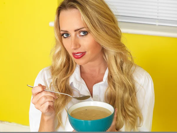 Jovem mulher atraente comendo sopa — Fotografia de Stock