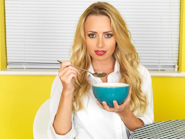 Atractiva joven mujer comiendo sopa — Foto de Stock