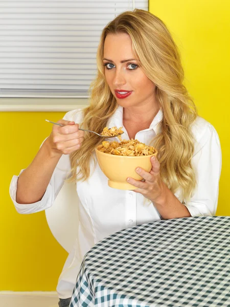 Young Woman Eating Breakfast Cereal — Stock Photo, Image