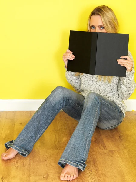 Attractive Young Woman Reading a Book — Stock Photo, Image