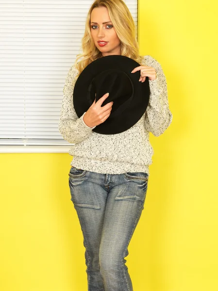 Attraktiv ung kvinna klädd i jeans och en tröja — Stockfoto