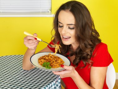 Genç kadın yemek spagetti Bolognese
