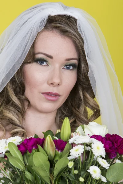 Attractive Young Bride Carrying Flowers — Stockfoto