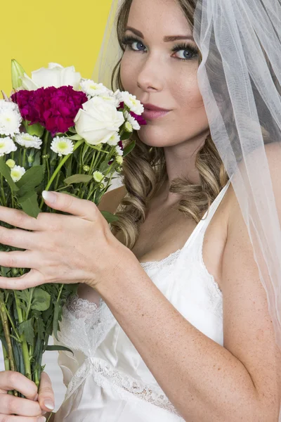 Attractive Young Bride Carrying Flowers — Stock Photo, Image