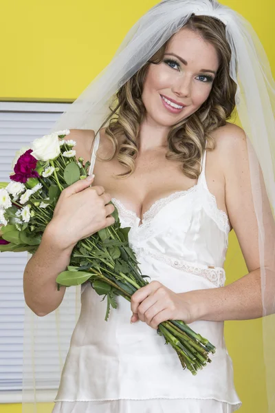 Attractive Young Bride Carrying Flowers — Zdjęcie stockowe