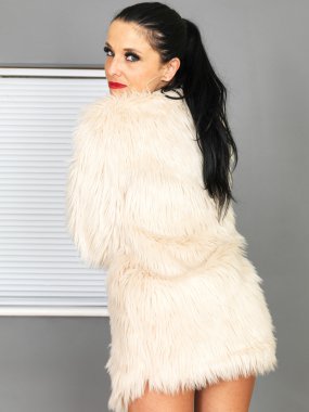 Bir kürk ceket giyen çekici genç kadın