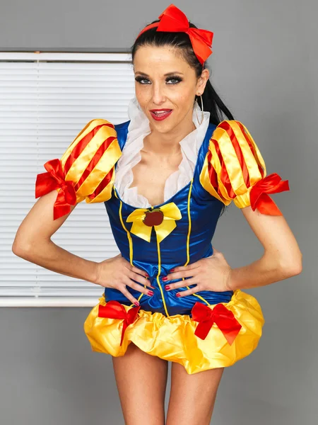 Attraente giovane donna in costume vestito fantasia — Foto Stock