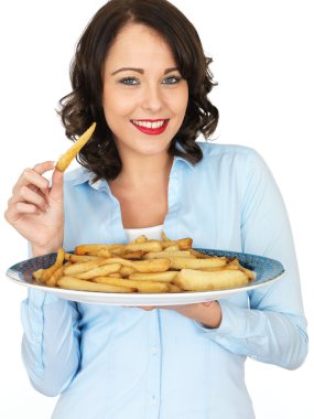 Kızartma Parsnips bir tepsi tutan genç kadın