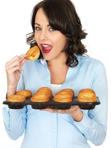 Junge Frau hält ein Tablett mit Yorkshire-Pudding in der Hand — Stockfoto