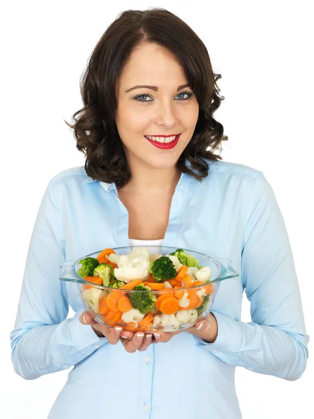 Mujer joven sosteniendo un tazón de verduras mixtas —  Fotos de Stock