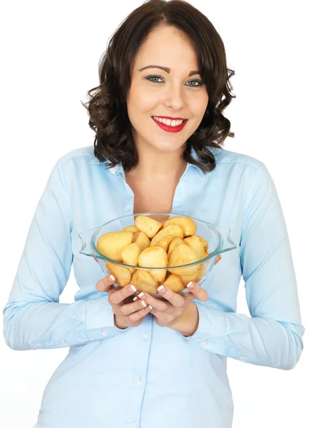 Jonge vrouw met een Bowl van geroosterd aardappelen — Stockfoto