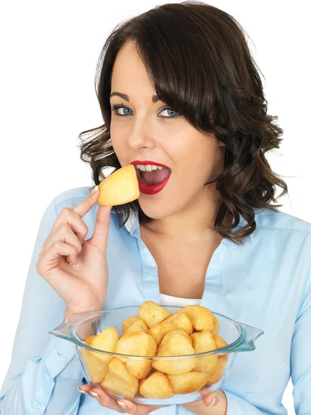 Junge Frau hält eine Schüssel mit Bratkartoffeln — Stockfoto
