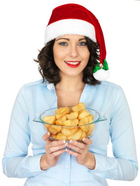 Noel Baba şapkası kase veya pişmiş rosto patates tutan genç kadın