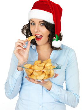 Noel Baba şapkası kase veya pişmiş rosto patates tutan genç kadın
