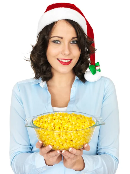 Junge Frau mit Weihnachtsmütze und einer Schale Zuckermais — Stockfoto