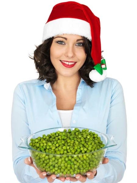 Junge Frau mit Weihnachtsmütze und einer Schüssel Erbsen — Stockfoto