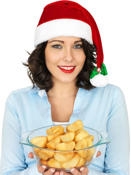 Junge Frau mit Weihnachtsmütze mit Schüssel oder gekochten Bratkartoffeln — Stockfoto