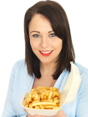 cips yiyen genç kadın