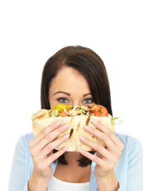 Salata tavuk kebap yiyen genç kadın