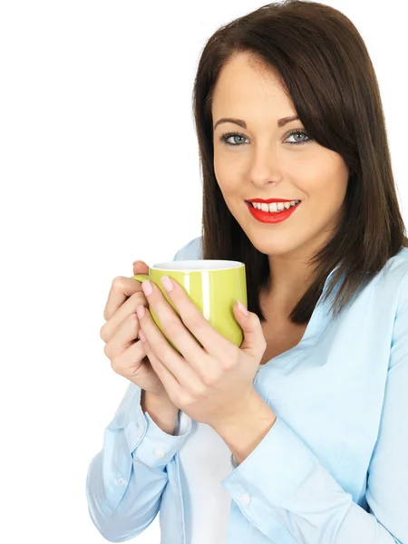 Aantrekkelijke jonge vrouw drinken een mok van koffie — Stockfoto