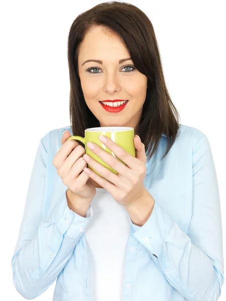 Attraktiv ung kvinde drikker et krus kaffe - Stock-foto