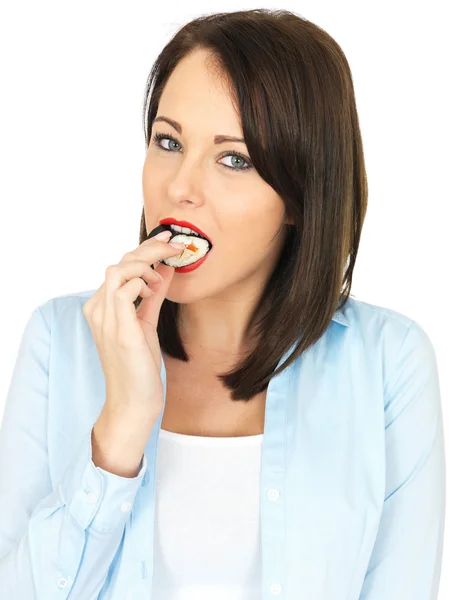 Feliz joven mujer comiendo sushi estilo japonés — Foto de Stock