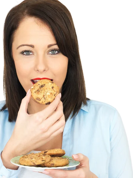 Jonge vrouw eten koekjes — Stockfoto