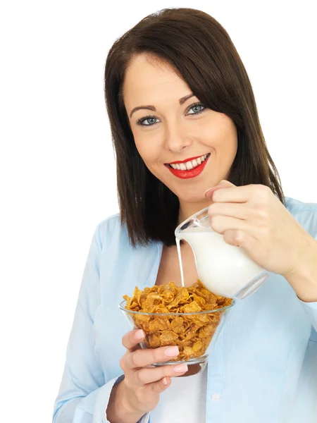 Jovem mulher comendo cereais café da manhã — Fotografia de Stock