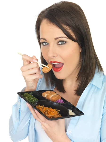 Jovem mulher comendo frango taiko Katsu Bento — Fotografia de Stock