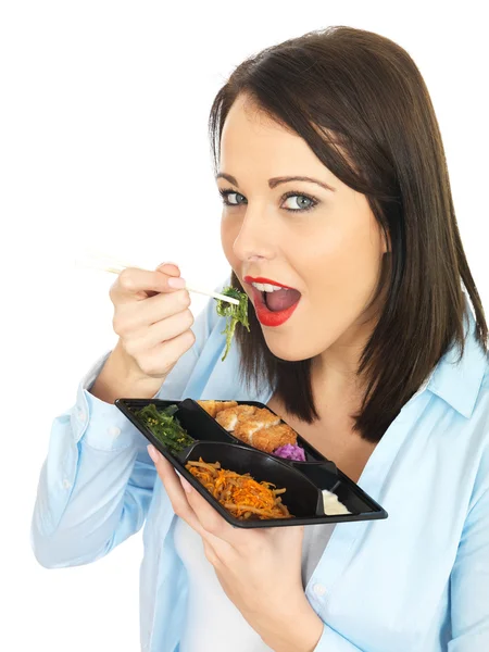 Junge Frau isst Taiko Chicken Katsu Bento Algen — Stockfoto