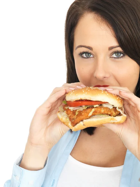 Jovem mulher comer um frango hambúrguer — Fotografia de Stock