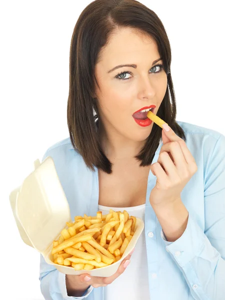 Ung kvinna äter chips — Stockfoto