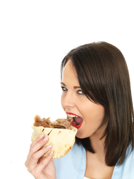 年轻女人吃唐纳烤肉串 — 图库照片